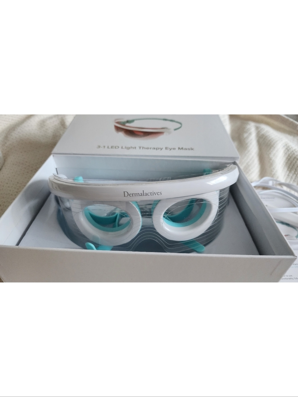 New In Box 3-1 LED Light Therapy Eye Mask - Picture 3 of 9